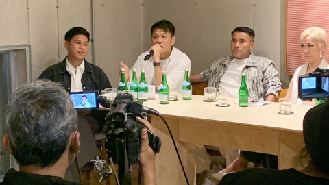 Ariel NOAH (kedua dari kiri) menjawab pertanyaan wartawan saat Vibrasi Suara Indonesia (VISI) menggelar konferensi pers di SCBD, Rabu (19/3). Foto: Vincentius Mario/kumparan