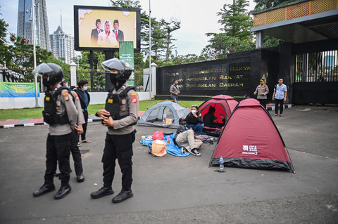 Pengunjuk rasa duduk di dalam tenda yang didirikan di depan pintu gerbang Pancasila, Gedung DPR RI, Jakarta, Kamis (20/3/2025). Foto: ANTARA FOTO/Bayu Pratama S