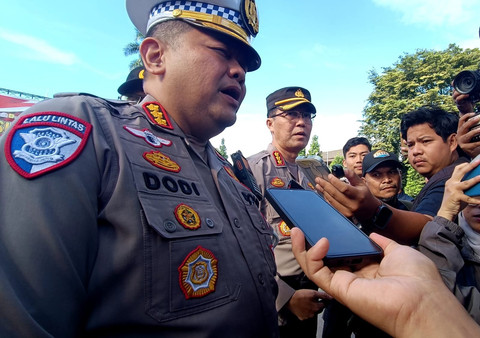 Dirlantas Polda Jabar Kombes Pol Dodi Darjanto, memberi keterangan soal skema lalu lintas mudik lebaran 2025 usai apel Operasi Ketupat Lodaya 2025 di depan Gedung Sate, Jalan Diponegoro, Bandung, Kamis (20/3). Foto: Robby Bouceu/kumparan