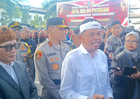 Gubernur Jawa Barat Dedi Mulyadi usai menghadiri apel gelar pasukan Operasi Ketupat Lodaya 2025 di depan Gedung Sate, Jalan Diponegoro, Bandung, Kamis (20/3). Foto: kumparan/Robby kumparan