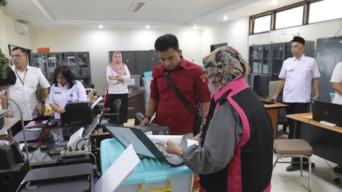 Kejati Jatim saat menggeledah kantor Dinas Pendidikan Jawa Timur terkait kasus dugaan korupsi dana hibah pengadaan barang dan jasa untuk Sekolah Menengah Kejuruan (SMK) swasta pada tahun 2017.  Foto: Dok. Kejati Jatim