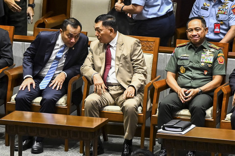 Menhan Sjafrie Sjamsoeddin berbincang dengan Mensesneg Prasetyo Hadi dan Panglima TNI Jenderal TNI Agus Subiyanto saat Rapat Paripurna ke-15 DPR Masa Persidangan II Tahun Sidang 2024-2025 di Kompleks Parlemen, Senayan, Jakarta, Kamis (20/3/2025). Foto: Rivan Awal Lingga/ANTARA FOTO