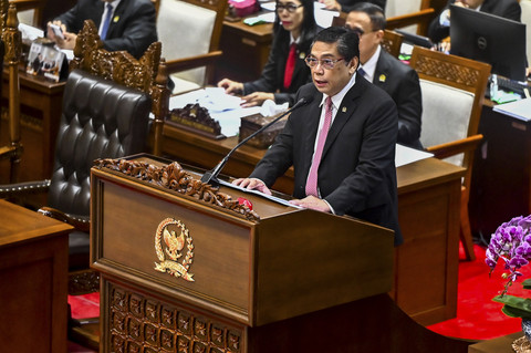 Ketua Komisi I DPR Utut Adianto membacakan laporan pada Rapat Paripurna ke-15 DPR Masa Persidangan II Tahun Sidang 2024-2025 di Kompleks Parlemen, Senayan, Jakarta, Kamis (20/3/2025). Foto: Rivan Awal Lingga/ANTARA FOTO