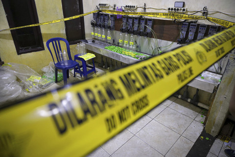 Suasana tempat produksi minyak goreng MinyaKita yang telah dikurangi saat pengungkapan kasus di Cipondoh, Tangerang, Kamis (20/3/2025). Foto: Iqbal Firdaus/kumparan