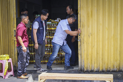 Tim Satgas Pangan Polda Metro Jaya dan Kementerian Perdagangan RI mengungkap kasus pengurangan takaran minyak goreng merek MinyaKita di Cipondoh, Tangerang, Kamis (20/3/2025). Foto: Iqbal Firdaus/kumparan