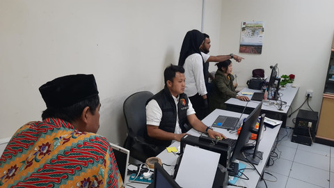 Tim Penyidik Polda Kepri melakukan penggeledahan pada Rabu (19/3/2025). Dok: Polda Kepri