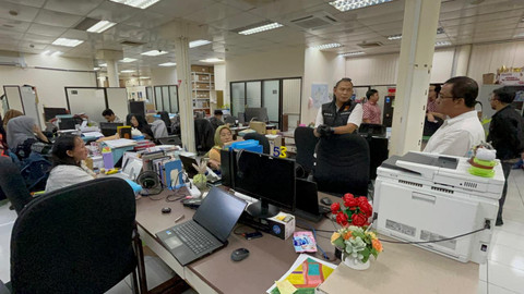 Tim Penyidik Polda Kepri melakukan penggeledahan pada Rabu (19/3/2025). Dok: Polda Kepri