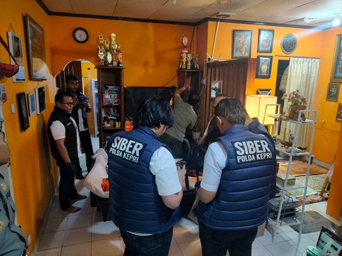 Tim Penyidik Polda Kepri melakukan penggeledahan pada Rabu (19/3/2025). Dok: Polda Kepri