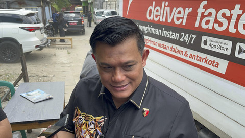 Direktur Reserse Kriminal Khusus (Dirkrimsus) Polda Metro Jaya Kombes Ade Safri Simanjuntak menjawab pertanyaan wartawan saat dijumpai di Cipondoh, Banten, Kamis (20/3/2025). Foto: Rayyan Farhansyah/kumparan