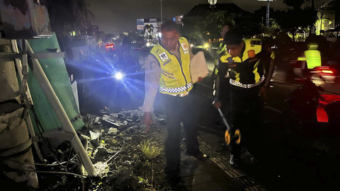 Polisi melakukan Olah TKP kasus BMW B 1 ULE yang dikemudikan WN Rusia berinisial AS. Foto: Dok. Polresta Denpasar