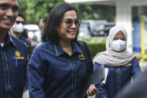 Menteri Keuangan Sri Mulyani Indrawati (tengah) bersiap mengikuti rapat yang dipimpin Presiden Prabowo Subianto di Kompleks Istana Kepresidenan, Jakarta, Rabu (19/3/2025). Foto: Hafidz Mubarak A/ANTARA FOTO