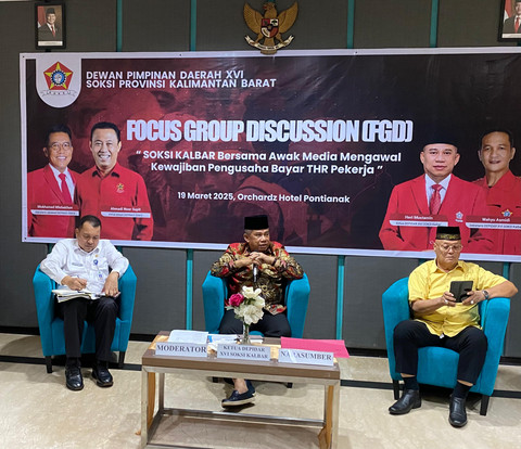 Ketua SOKSI Kalbar, Heri Mustamin (tengah) saat memberikan materi di FGD  SOKSI Kalbar Bersama Awak Media Mengawal Kewajiban Pengusaha Bayar THR Pekerja. Foto: Yulia Ramadhiyanti/Hi!Pontianak