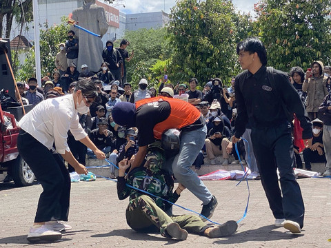Foto: Aksi 'Jogja Memanggil' Tolak RUU TNI (4)