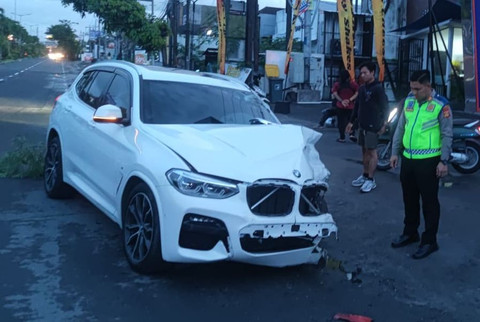 BMW bernomor polisi B 1 ULE, mobil yang dikemudikan WN Rusia berinisial AS. Foto: Dok. Polresta Denpasar
