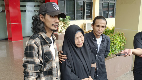 Kakak beserta Ibu dari Vadel Badjideh usai menjenguk di Polres Metro Jakarta Selatan. Foto: Aprilandika Pratama/kumparan