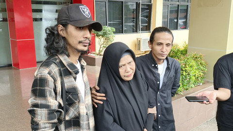 Kakak beserta Ibu dari Vadel Badjideh usai menjenguk di Polres Metro Jakarta Selatan. Foto: Aprilandika Pratama/kumparan