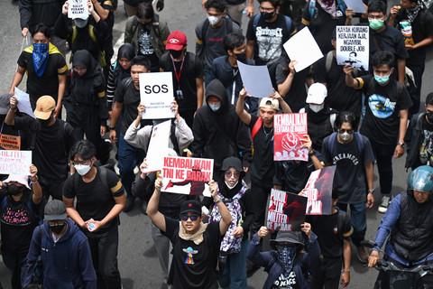 Massa pengunjuk rasa berjalan kaki saat aksi terkait Revisi UU TNI di Jalan S. Parman menuju depan kompleks Parlemen di Jakarta, Kamis (20/3/2025). Foto: ANTARA FOTO/Bayu Pratama S