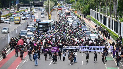 Massa pengunjuk rasa berjalan kaki saat aksi terkait Revisi UU TNI di Jalan S. Parman menuju depan kompleks Parlemen di Jakarta, Kamis (20/3/2025). Foto: ANTARA FOTO/Bayu Pratama S