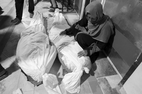 Anggota keluarga korban menangis saat melihat jenazah korban yang dibunuh oleh Israel di Beit Lahia, Jalur Gaza Utara, Kamis (20/3/2025).  Foto: Mahmoud Issa/REUTERS