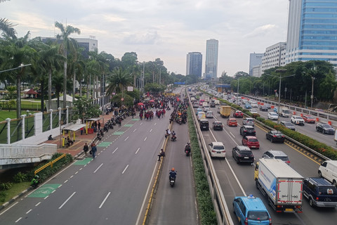 Jalan Gatot Subroto arah Slipi ditutup usai massa demo pengesahan Revisi RUU TNI di depan Gerbang DPR RI terus berdatangan, Kamis (20/3/2025). Foto: Thomas Bosco/kumparan