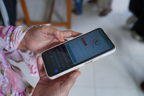 Telkom hadirkan aplikasi inovatif Stunting Hub dalam menekan angka stunting di Posyandu Anggrek, Cijambe, Ujung Berung, Bandung. Foto: Dok. Telkom
