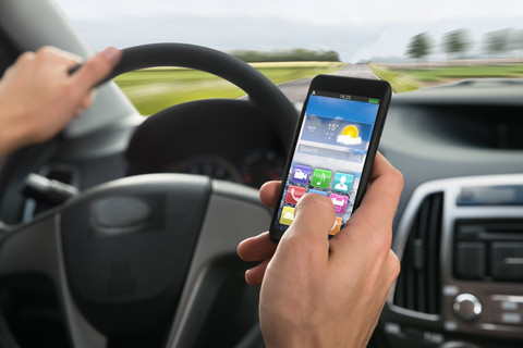 Pantau informasi terbaru mengenai prakiraan cuaca di sepanjang jalur mudik yang akan dilalui. Foto: Shutterstock
