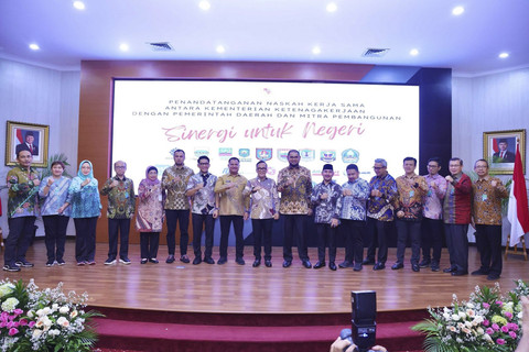 Kemnaker melakukan penandatanganan kerja sama dengan pemda dan mitra pembangunan, termasuk kementerian/lembaga, sektor pendidikan, industri, serta organisasi nonpemerintah di ruang Tridarma Kemnaker, Jakarta, Kamis (20/3/2025).  Foto: Dok. Kemnaker