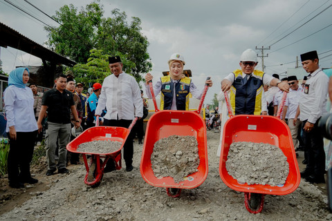 Wakil Gubernur Lampung, Jihan Nurlela, memulai pengerjaan rekonstruksi ruas jalan Bandar Jaya - Simpang Mandala di Desa Rejosari, Seputih Raman, Lampung Tengah | Foto : Dok. Adpim