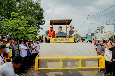 Wakil Gubernur Lampung, Jihan Nurlela, memulai pengerjaan rekonstruksi ruas jalan Bandar Jaya - Simpang Mandala di Desa Rejosari, Seputih Raman, Lampung Tengah | Foto : Dok. Adpim