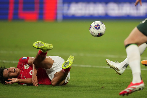 Pemain Timnas Indonesia Rafael Struick terjatuh saat dilanggar pemain Timnas Australia Matilda Clare Polkinghorne pada pertandingan Ronde 3 Kualifikasi Piala Dunia 2026 di Sydney Stadium,Sydney, Australia, Kamis (20/3/2025). Foto: Mark Baker/AP Photo