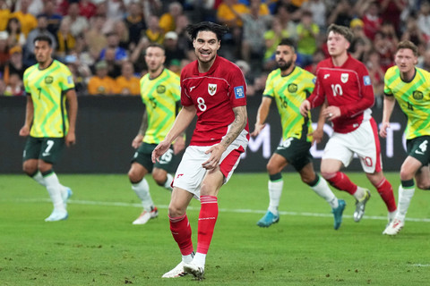 Pemain Timnas Indonesia Kevin Diks menendang penalti ke gawang Timnas Australia pada pertandingan Ronde 3 Kualifikasi Piala Dunia 2026 di Sydney Stadium,Sydney, Australia, Kamis (20/3/2025). Foto: Mark Baker/AP Photo