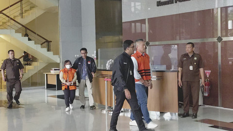 KPK menahan dua tersangka kasus korupsi di Lembaga Pembiayaan Ekspor Indonesia (LPEI), Kamis (20/3/2025).  Foto: Jonathan Devin/kumparan