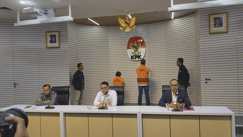 KPK menahan dua tersangka kasus korupsi di Lembaga Pembiayaan Ekspor Indonesia (LPEI), Kamis (20/3/2025).  Foto: Jonathan Devin/kumparan