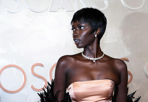 Anok Yai dengan tampilan makeup butter skin. Foto: Aude Guerrucci/REUTERS