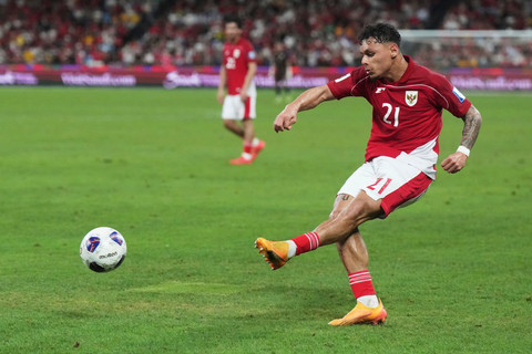 Pemain Timnas Indonesia Dean James memberikan umpan kepada rekannya saat melawan Timnas Australia pada pertandingan Ronde 3 Kualifikasi Piala Dunia 2026 di Sydney Stadium,Sydney, Australia, Kamis (20/3/2025). Foto: Mark Baker/AP Photo