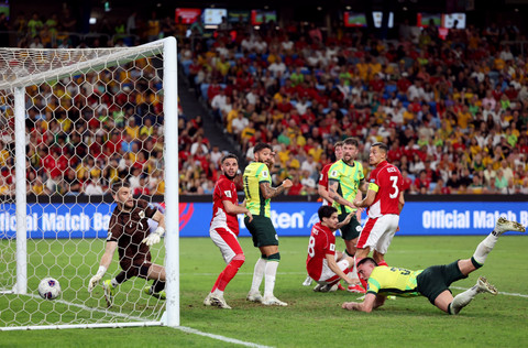 Pemain Timnas Australia Lewis Miller mencetak gol ke gawang Timnas Indonesia pada pertandingan Ronde 3 Kualifikasi Piala Dunia 2026 di Sydney Stadium,Sydney, Australia, Kamis (20/3/2025).   Foto: Hollie Adams/REUTERS