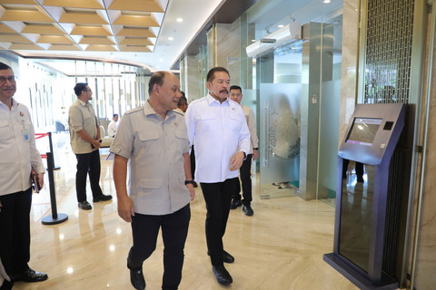 Kepala Badan Gizi Nasional (BGN) Dadan Hindayana menemui Jaksa Agung ST Burhanuddin, di Gedung Utama Kejaksaan Agung, Jakarta Selatan, Kamis (20/3/2025). Foto: Kejagung RI