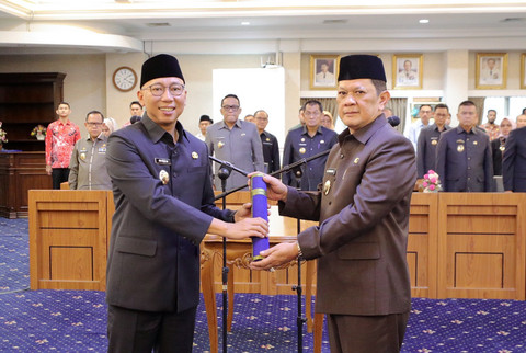 Gubernur Lampung, Rahmat Mirzani Djausal saat melantik M. Firsada sebagai Pj. Sekda Lampung | Foto : Dok. Adpim