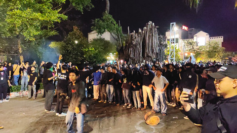 Polisi bubarkan massa demo RUU TNI di kantor DPRD DIY, Jumat (21/3). Foto: Arfiansyah Panji Purnandaru/kumparan