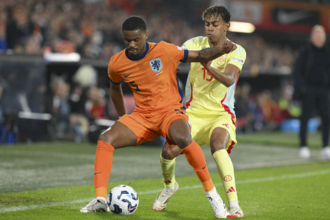 Pemain Belanda Jorrel Hatto berebut bola dengan pemain Spanyol Lamine Yamal dalam pertandingan leg pertama UEFA Nations League di stadion De Kuip, Rotterdam, Belanda, Kamis (20/3/2025). Foto: Nicolas Tucat/AFP