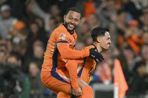 Pemain Belanda Memphis Depay berselebrasi bersama rekannya Tijjani Reijnders dalam pertandingan leg pertama UEFA Nations League di  stadion De Kuip, Rotterdam, Belanda, Kamis (20/3/2025). Foto: Nicolas Tucat/AFP