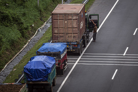 Seorang sopir truk beristirahat di bahu Jalan Tol Tanjungmas - Srondol, Semarang, Jawa Tengah, Selasa (18/3/2025). Foto: Aprillio Akbar/ANTARA FOTO