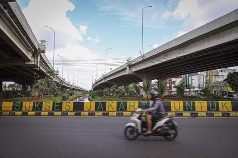 Pengendara sepeda motor melintas di Cipinang Melayu, Jakarta, Jumat (21/3/2025). Foto: Iqbal Firdaus/kumparan