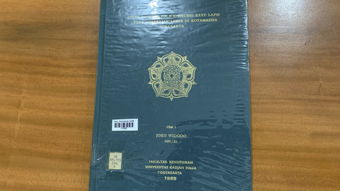 Ijazah Jokowi serta potret Jokowi saat kuliah dan wisuda di UGM. Foto: Dok. Humas UGM