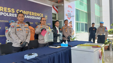 Kapolresta Tangerang Kombes Pol Baktiar Joko Mujiono menunjukkan barang bukti kasus mutilasi Jefry Rarun, Jumat (21/3/2025). Foto: Dok. kumparan