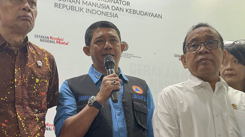 Kepala BNPB Mayjen Suharyanto usai Rakor Tingkat Menteri (RTM) tentang Percepatan Penanganan Pascabencana Gunung Lewotobi dan Konflik Sosial Flores Timur di KemenkoPMK, Jakarta Pusat, Jumat (21/3/2025). Foto: Alya Zahra/kumparan 