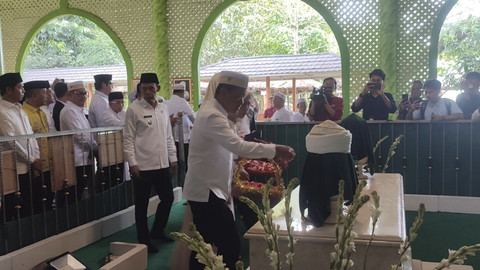 Ketua Umum Golkar, Bahlil Lahadalia, bersama sejumlah petinggi Golkar saat mengunjungi Pondok Pesantren Al Ashriyyah Nurul Iman di Parung, Bogor. Foto: Rachmadi Rasyad/kumparan