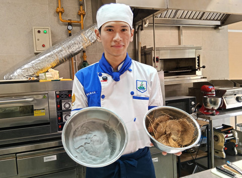 Mahasiswa di Surabaya Olah Limbah Batok Kelapa Jadi Es Krim, Begini Rasanya