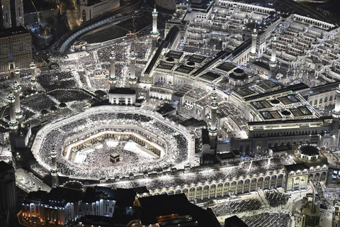 Foto udara umat Muslim melaksanakan Salat Malam saat bulan Ramadan di Masjidil Haram, Makkah, Arab Saudi, Jumat (21/3/2025). Foto: Saudi Press Agency/Handout via REUTERS