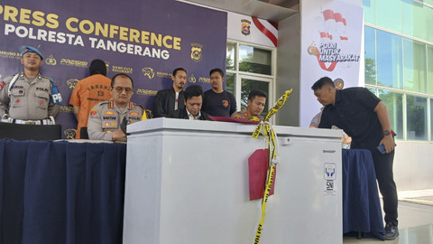 Kapolresta Tangerang, Kombes Pol Baktiar Joko Mujiono, dan jajaran menunjukkan freezer tempat pelaku menaruh jasad Jefry Rarun yang termutilasi. Foto: Dok. kumparan